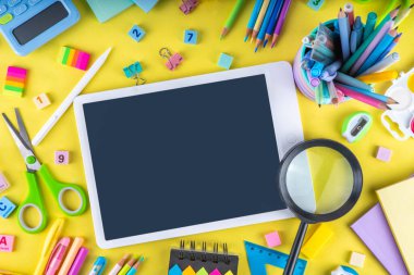 Okulun çeşitli okul gereçleri, öğrenciler ve okul çocukları için eğitim aksesuarları, defterler, kalemler, kalemler, hesap makinesi, kalem kutusu, sırt çantası, kulaklık içeren renkli geçmişine geri dön