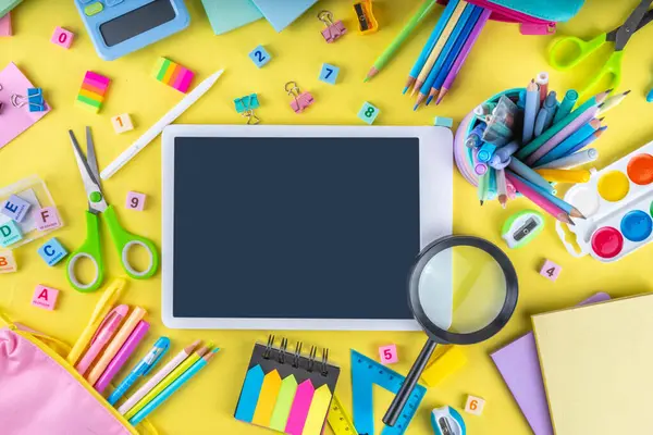 Okulun çeşitli okul gereçleri, öğrenciler ve okul çocukları için eğitim aksesuarları, defterler, kalemler, kalemler, hesap makinesi, kalem kutusu, sırt çantası, kulaklık içeren renkli geçmişine geri dön