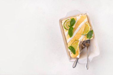 Yaz mojito tiramisu tatlısı, limon ve nane aromalı ekşi soslu yaz tiramisu keki taze narenciye, mascarpone ve savoyardi.