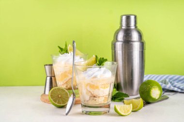 Yaz mojito tiramisu tatlısı, limon ve yaz tiramisu katmanlı taze turunçgil, mascarpone ve savoyardi soslu kekin tatlı ekşi versiyonu. Porsiyon mojito tiramisu parfe tatlı.