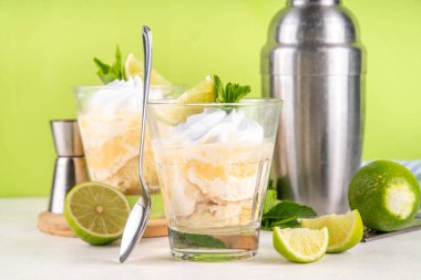 Yaz mojito tiramisu tatlısı, limon ve yaz tiramisu katmanlı taze turunçgil, mascarpone ve savoyardi soslu kekin tatlı ekşi versiyonu. Porsiyon mojito tiramisu parfe tatlı.