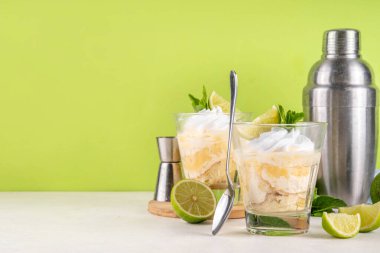 Yaz mojito tiramisu tatlısı, limon ve yaz tiramisu katmanlı taze turunçgil, mascarpone ve savoyardi soslu kekin tatlı ekşi versiyonu. Porsiyon mojito tiramisu parfe tatlı.