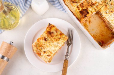 Sebzeli sağlıklı diyet kabak lazanyası, katmanlı kabak lazanyası tavuk eti, mantar ve yoğurt sosuyla dolu fırın.