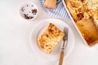 Sebzeli sağlıklı diyet kabak lazanyası, katmanlı kabak lazanyası tavuk eti, mantar ve yoğurt sosuyla dolu fırın.