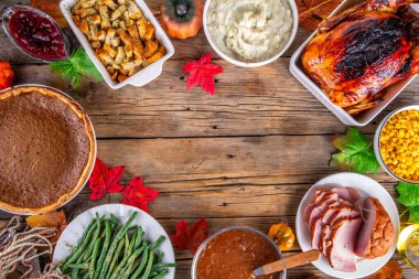 Şükran Günü yemeği ya da öğle yemeği masası. Çeşitli geleneksel Şükran Günü yemekleri. Hindi, kenar, et suyu, balkabağı turtası, üst görünüm fotokopi alanı.