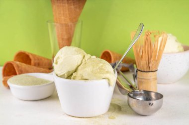 Kibritli dondurma. İçinde kibrit yeşil çay olan kase dondurma külahlı gellato tadında. Sütsüz vejetaryen yaz tatlısı, üstünde matcha latte tozu var.