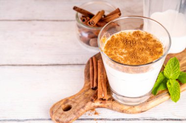 Tarçınlı ballı süt içeceği. Rüya Gece İçeceği, gece vakti sıcak, rahatlatıcı ve lezzetli tarçınlı süt veya ballı ve tarçınsız içecek, kopyalama alanı