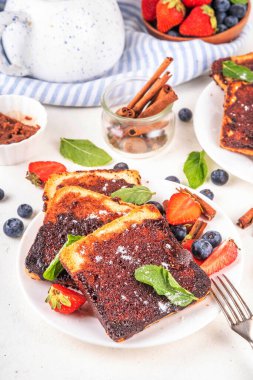 Kahvaltıda tarçınlı tost, tereyağlı tarçınlı tarçınlı tost taze çilek ve yabanmersinli. Creme Brulee yaz kahvaltısı için tatlı tarifi