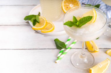 Donmuş Limoncello Şelalesi, ferahlatıcı yaz buzlu kokteyli, İtalyan limonlu ve ekşi limonlu buzlu limoncello likörü, limon ve naneyle süslenmiş.