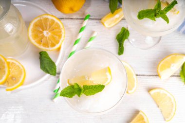 Donmuş Limoncello Şelalesi, ferahlatıcı yaz buzlu kokteyli, İtalyan limonlu ve ekşi limonlu buzlu limoncello likörü, limon ve naneyle süslenmiş.