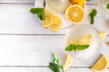 Donmuş Limoncello Şelalesi, ferahlatıcı yaz buzlu kokteyli, İtalyan limonlu ve ekşi limonlu buzlu limoncello likörü, limon ve naneyle süslenmiş.
