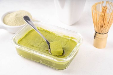 Kiraz jöleli kolajen tatlı, yeşil kibrit çayı ve jöle ile yapılan sağlıklı organik atıştırmalık.