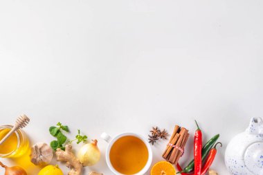 Geleneksel soğuk algınlığı ve grip ilacının bileşenleri beyaz arka planda. Doğal organik bitki, meyve, baharat, soğuk muamele - sarımsak, soğan, zencefil, nane, limon, portakal, turuncu, tarçın, bal