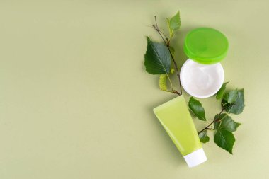 Birch Juice dondurması, Nemlendirici ve bitkisel organik yüz kozmetiği temizleyici jel seti. Huş ağacı özlü doğal cilt bakımı, farklı kozmetik ürünlerinde açık yeşil arka planda sahte kavanozlar.