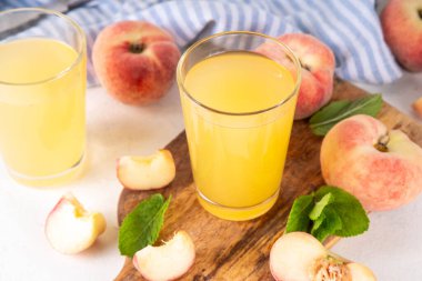 Düz Çin çörekleri incir şeftali suyu taze incir şeftalileri ve beyaz arka planda nane şekeri fotokopi alanı