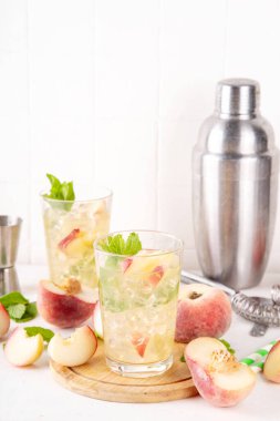 Düz şeftalili limonata, buzlu çay ya da taze meyve garnitürlü mojito kokteyli. Alkolsüz, yassı Çin çöreği incir şeftali, şeftali dilimleri, nane ve ezilmiş buz.