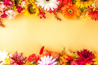 Sonbahar tatili tebrik kartı geçmişi. Sonbahar kırmızısı, turuncu, parlak çiçekler ve arka planda büyük bir buket bırakır. Öğretmenler Günü, Şükran Günü, Cadılar Bayramı geçmişi