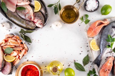 Çeşitli çiğ balıklar ve deniz ürünleri. Taze balık, karides, midye, havyar çeşitleri düzlük, balık satışı ve pazar şablonu, 