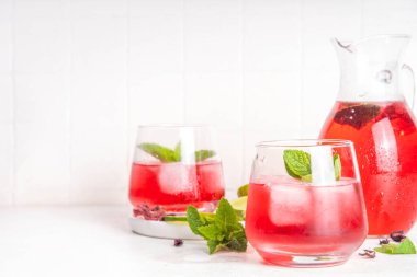 Hibiscus Suyu veya limonata, yaz aşılamalı çiçek suyu buzlu amber çayı, limon dilimleri ve nane, ferahlatıcı ve soğutucu, sağlıklı su, pembe doğal kokteyl.