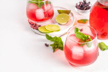 Hibiscus Suyu veya limonata, yaz aşılamalı çiçek suyu buzlu amber çayı, limon dilimleri ve nane, ferahlatıcı ve soğutucu, sağlıklı su, pembe doğal kokteyl.