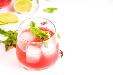 Hibiscus Suyu veya limonata, yaz aşılamalı çiçek suyu buzlu amber çayı, limon dilimleri ve nane, ferahlatıcı ve soğutucu, sağlıklı su, pembe doğal kokteyl.