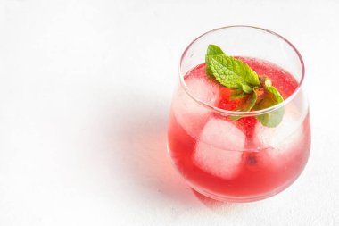 Hibiscus Suyu veya limonata, yaz aşılamalı çiçek suyu buzlu amber çayı, limon dilimleri ve nane, ferahlatıcı ve soğutucu, sağlıklı su, pembe doğal kokteyl.