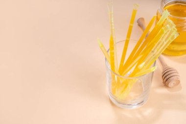 Ev yapımı bal çubukları. Altın ballı taşınabilir pipetler, sağlıklı organik ikram.