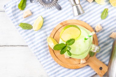 Koyu çikolatalı pasta dilimleri, çikolatalı krema ve çilekli, porsiyonlu tabaklarda, kopyalama alanı