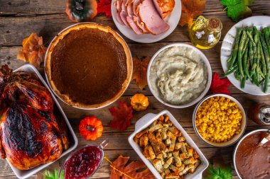 Şükran Günü yemeği ya da öğle yemeği masası. Çeşitli geleneksel Şükran Günü yemekleri. Hindi, kenar, et suyu, balkabağı turtası, üst görünüm fotokopi alanı.