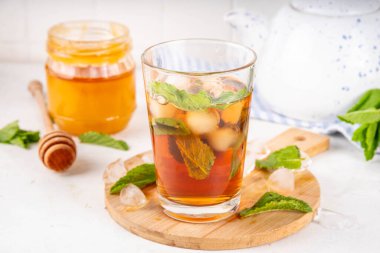 Nane ve bal buzlu çay, soğuk yaz ferahlatıcı soğuk içecek bir sürü nane yaprağı, bal ve buz küpleri, fotokopi alanı