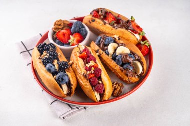 Tatlı yaz meyveli kahvaltı tatlı sosisli, tatlı arta kalan sosisli, çikolata sosisli, çeşitli meyve, yabanmersini, ahududu, çilek, böğürtlen, fındık