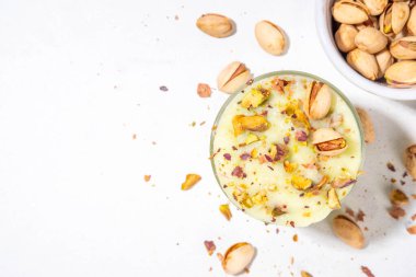 Vegan alternatifi, sütsüz şam fıstıklı krema şam fıstıklı puding ya da yoğurt ezilmiş fıstık, fotokopi alanı.