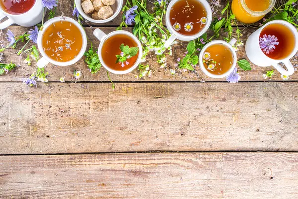 Farklı bitkisel çay seti. Çeşitli fincanlar, organik bitki çayı, papatya çayı, hindiba, nane şekeri, lavanta. Organik doğal içecek konsepti. Sağlık ve dokunulmazlık içecekleri