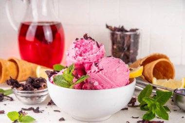 Tatlı Hibiscus Dondurması, limonlu ve naneli tatlı Hibiscus çayı, beyaz seramik kasede lezzetli organik çiçek dondurması, dondurmalı waffle konileri ve malzemeler, kopyalama alanı.