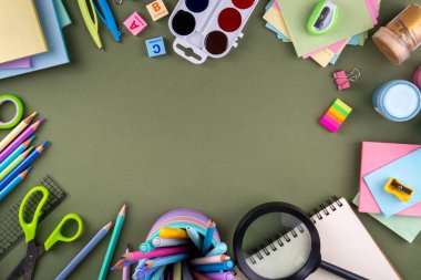 Okul gereçleri düz. Çeşitli okul ve ofis malzemeleri, aksesuarlar. Okul satışına geri dön. Üst görünüm kopyalama alanı