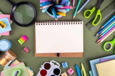 Okul gereçleri düz. Çeşitli okul ve ofis malzemeleri, aksesuarlar. Okul satışına geri dön. Üst görünüm kopyalama alanı