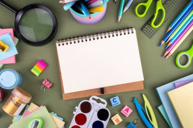 Okul gereçleri düz. Çeşitli okul ve ofis malzemeleri, aksesuarlar. Okul satışına geri dön. Üst görünüm kopyalama alanı