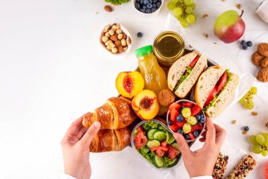 Hazırlık ya da hazır brunch kutusu sandviç, salata, kruvasan, tatlı olarak kurabiye ve meyve suyu, meyve suyu ya da meyve suyu. Kısa bir öğle yemeği molası, zaman tasarrufu, sağlıklı yemek. 