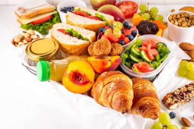 Hazırlık ya da hazır brunch kutusu sandviç, salata, kruvasan, tatlı olarak kurabiye ve meyve suyu, meyve suyu ya da meyve suyu. Kısa bir öğle yemeği molası, zaman tasarrufu, sağlıklı yemek. 