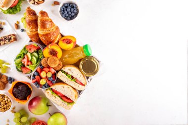 Hazırlık ya da hazır brunch kutusu sandviç, salata, kruvasan, tatlı olarak kurabiye ve meyve suyu, meyve suyu ya da meyve suyu. Kısa bir öğle yemeği molası, zaman tasarrufu, sağlıklı yemek. 