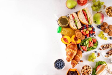 Hazırlık ya da hazır brunch kutusu sandviç, salata, kruvasan, tatlı olarak kurabiye ve meyve suyu, meyve suyu ya da meyve suyu. Kısa bir öğle yemeği molası, zaman tasarrufu, sağlıklı yemek. 