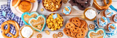 Oktoberfest festival yemekleri, çeşitli atıştırmalıklar, tatlılar, tatlılar, krakerler, bira jölesi, zencefilli kurabiye kalpleri, tuzlanmış krakerler, patlamış mısır, reçelli çörekler, kekler. Oktoberfest brunch menüsü arkaplanı