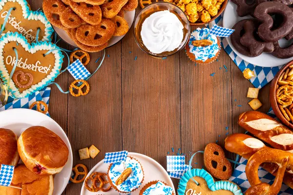 Oktoberfest festival yemekleri, çeşitli atıştırmalıklar, tatlılar, tatlılar, krakerler, bira jölesi, zencefilli kurabiye kalpleri, tuzlanmış krakerler, patlamış mısır, reçelli çörekler, kekler. Oktoberfest brunch menüsü arkaplanı