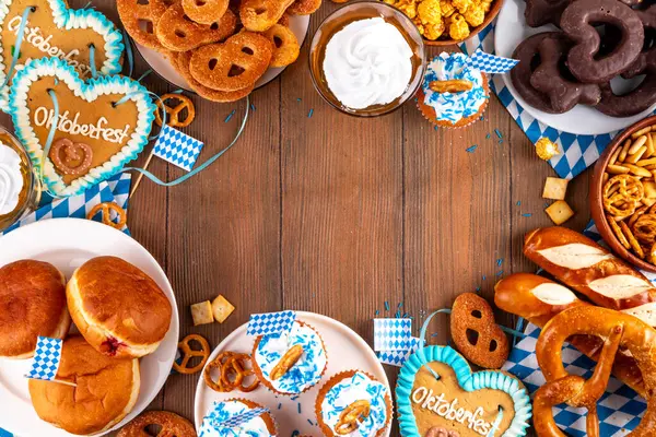 Oktoberfest festival yemekleri, çeşitli atıştırmalıklar, tatlılar, tatlılar, krakerler, bira jölesi, zencefilli kurabiye kalpleri, tuzlanmış krakerler, patlamış mısır, reçelli çörekler, kekler. Oktoberfest brunch menüsü arkaplanı