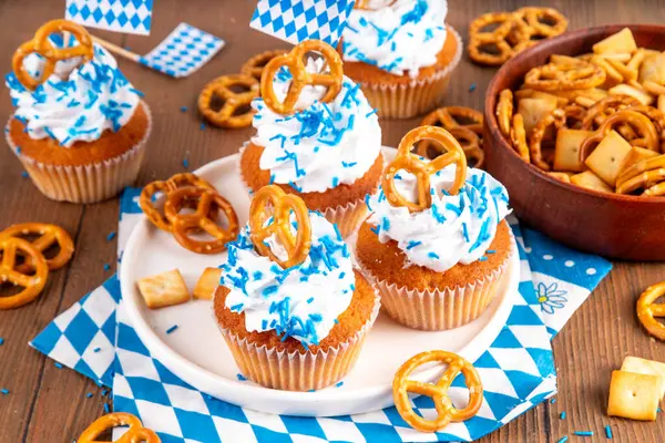 Oktoberfest kekleri tuzlu kraker, krem şanti ve renkli şeker serpintileri, beyaz ahşap arka planda Oktoberfest bayram dekoru, kopyalama alanı