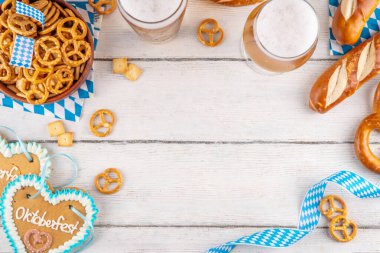 Oktoberfest tebrik kartı geçmişinde iki bira bardağı, tuzlu atıştırmalık ve kraker var. Oktoberfest barı, beyaz ahşap masa üzerindeki kafe menüsü, Ekim Festivali tarzı kareli peçete ve dekorla