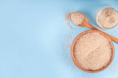 Tüm Psyllium kabuğu kaşık, kase ve kavanozda, bir bardak su ile, haplara ya da kilo vermek için yapılan iğnelere doğal alternatif. Ek lif kaynağı, yardımcı, sağlıklı beslenmek için beslenme desteği