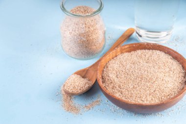 Tüm Psyllium kabuğu kaşık, kase ve kavanozda, bir bardak su ile, haplara ya da kilo vermek için yapılan iğnelere doğal alternatif. Ek lif kaynağı, yardımcı, sağlıklı beslenmek için beslenme desteği