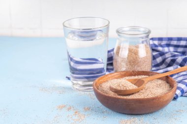 Tüm Psyllium kabuğu kaşık, kase ve kavanozda, bir bardak su ile, haplara ya da kilo vermek için yapılan iğnelere doğal alternatif. Ek lif kaynağı, yardımcı, sağlıklı beslenmek için beslenme desteği