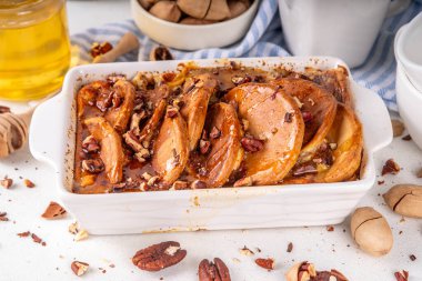 Nefis bir sonbahar tarçınlı fındıklı krep kahvaltısı pişirilmiş ballı güveç. Sonbahar tarifi, Şükran Günü sabahı brunch atıştırması, beyaz masadaki tatlı, içinde yemek malzemeleri olan basit tatlı.